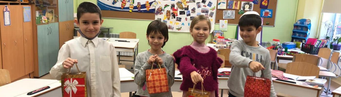 Дети и пожилые представители еврейской общины получили подарки к Хануке от ЕКУ