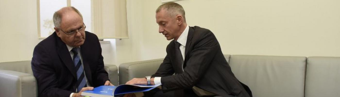 Борис Ложкин презентовал книгу об украинцах-Праведниках председателю правления Яд Вашем Дани Даяну