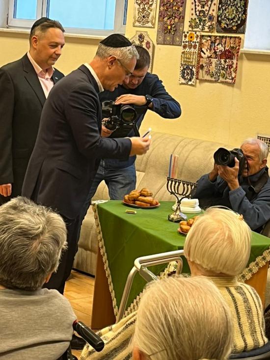 Посол Израиля в Украине Михаэль Бродский зажег ханукальную свечу в Доме компактного проживания для пожилых евреев