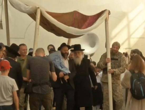 В главную синагогу Киева внесли новый свиток Торы, созданный на средства меценатов из еврейской общины США