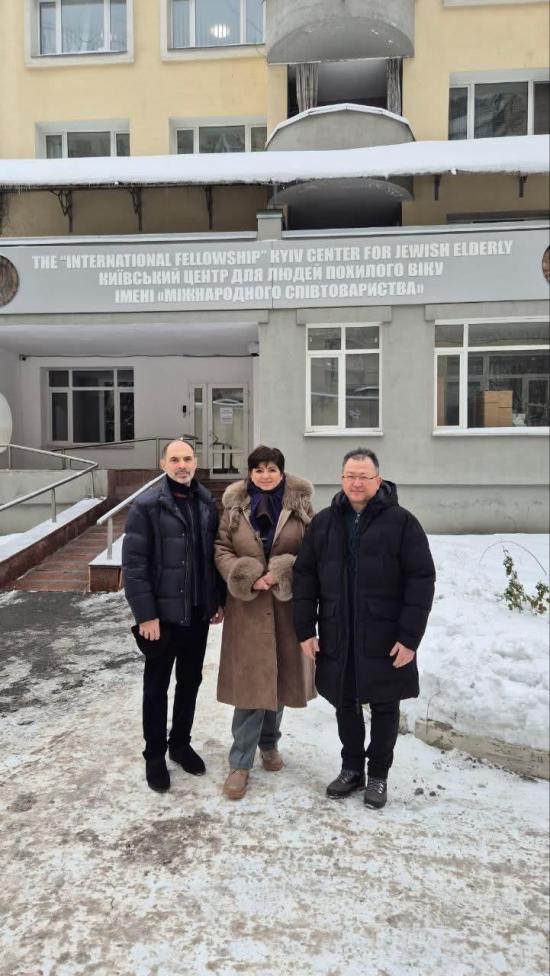 «Джойнт» та Хесед подарували теплі речі мешканцям Будинку компактного проживання для літніх євреїв