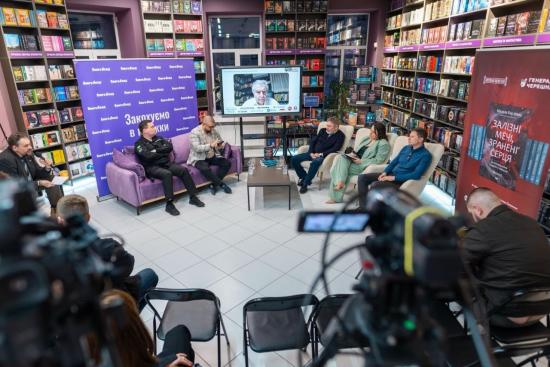 У Києві презентували книгу «Залізні мечі» про війну з ХАМАСом, що вийшла друком у серії «Єврейська бібліотека», започаткованій ЄКУ 